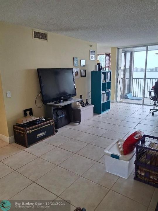 For Sale: $218,500 (1 beds, 1 baths, 990 Square Feet)