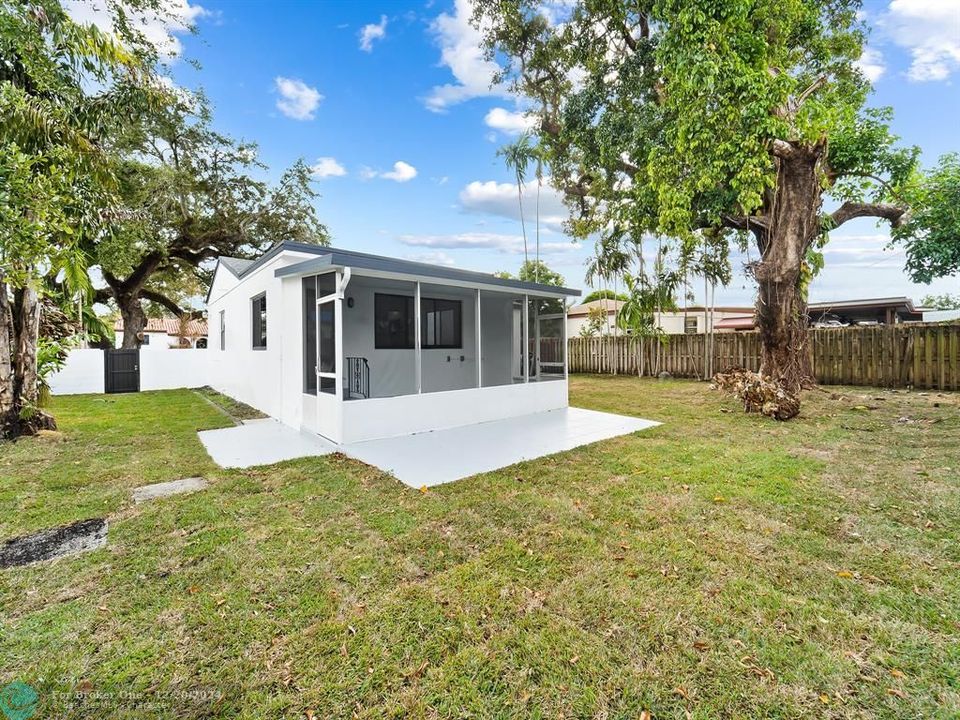 For Sale: $699,999 (3 beds, 2 baths, 1326 Square Feet)