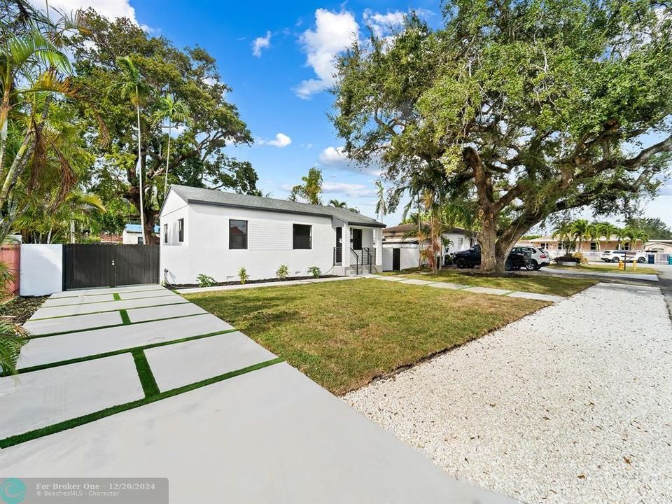 For Sale: $699,999 (3 beds, 2 baths, 1326 Square Feet)