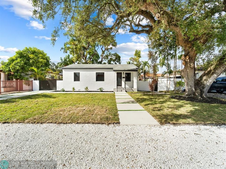 For Sale: $699,999 (3 beds, 2 baths, 1326 Square Feet)