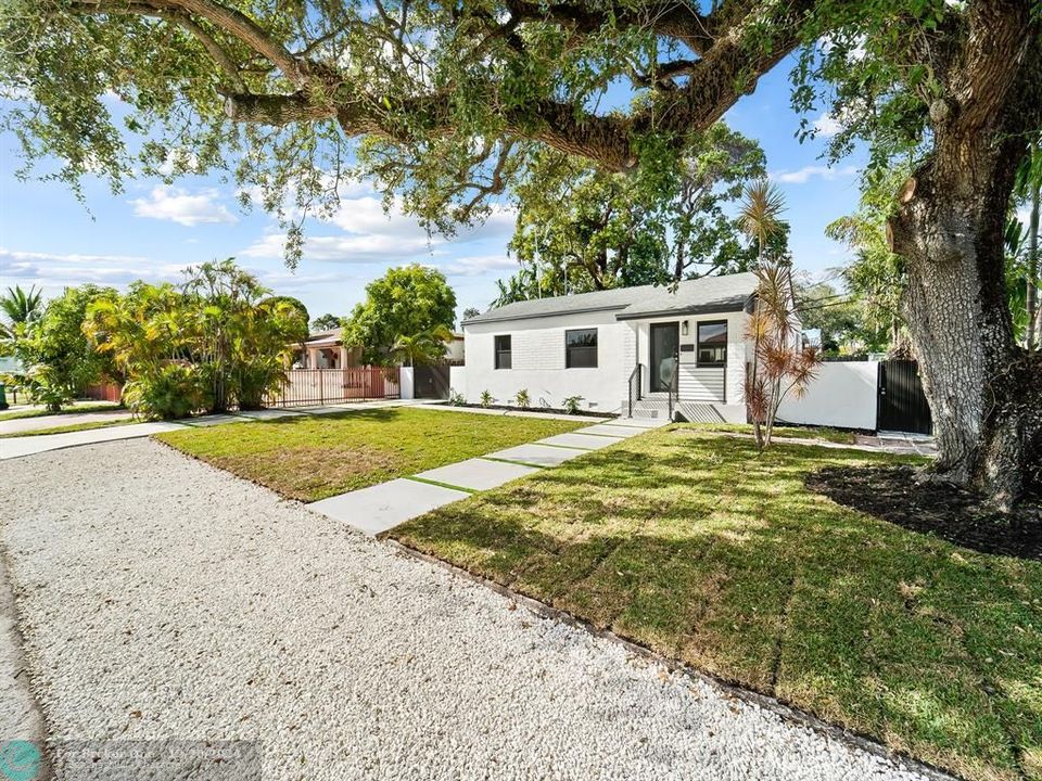 For Sale: $699,999 (3 beds, 2 baths, 1326 Square Feet)