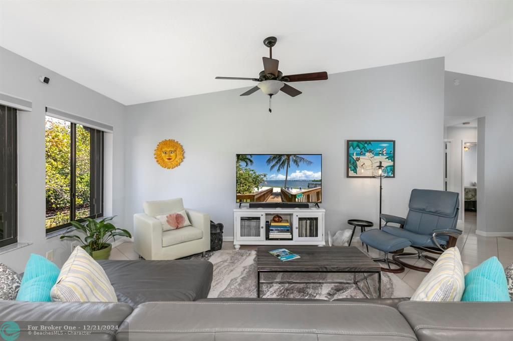 For Sale: $399,900 (3 beds, 2 baths, 1645 Square Feet)