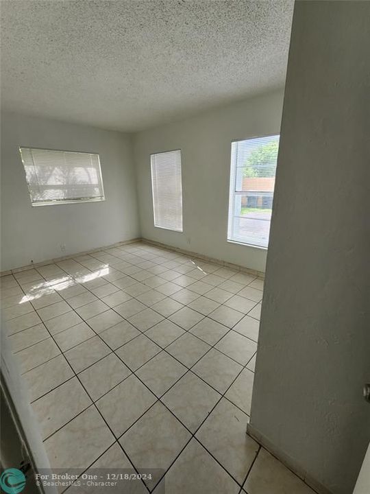 For Sale: $175,000 (2 beds, 1 baths, 721 Square Feet)