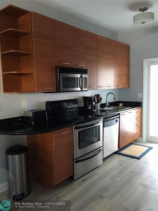 For Rent: $3,200 (2 beds, 1 baths, 760 Square Feet)