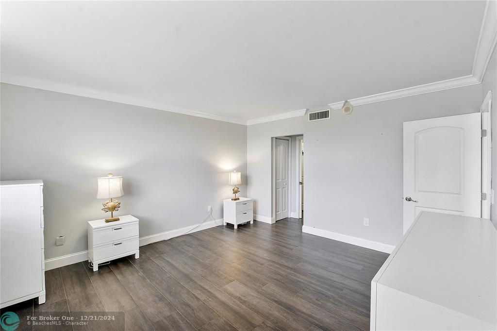 For Sale: $375,000 (1 beds, 1 baths, 1008 Square Feet)