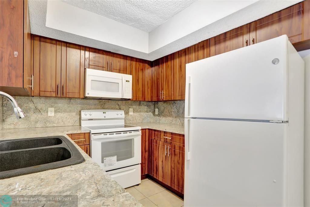 For Rent: $2,300 (2 beds, 2 baths, 1130 Square Feet)