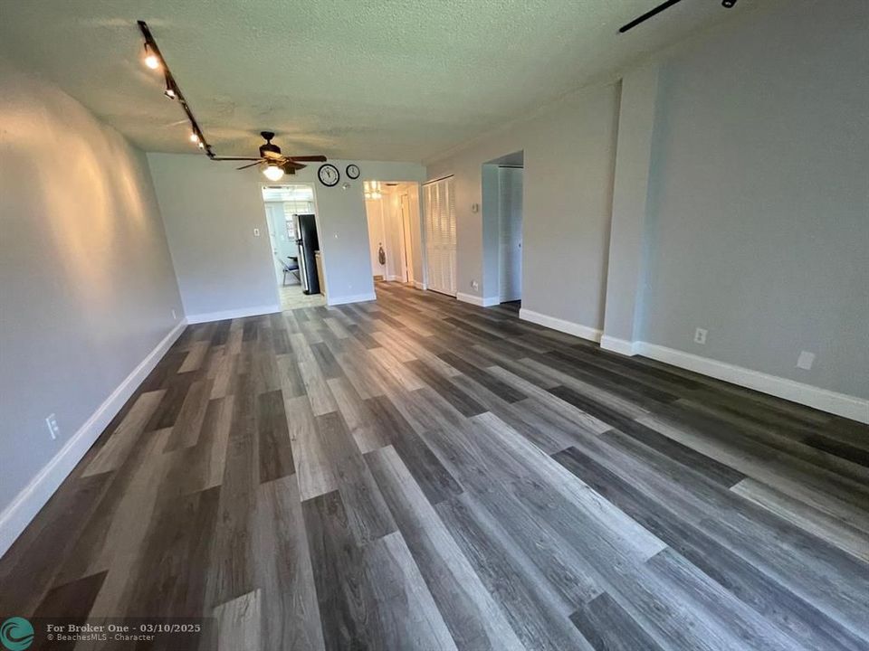 For Rent: $1,550 (1 beds, 1 baths, 942 Square Feet)