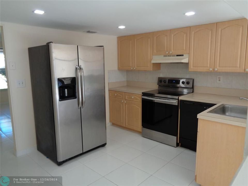 For Sale: $2,750 (2 beds, 2 baths, 2360 Square Feet)