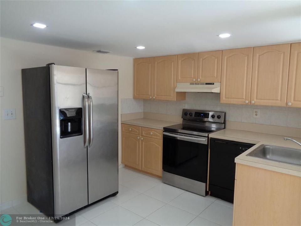 For Sale: $2,750 (2 beds, 2 baths, 2360 Square Feet)