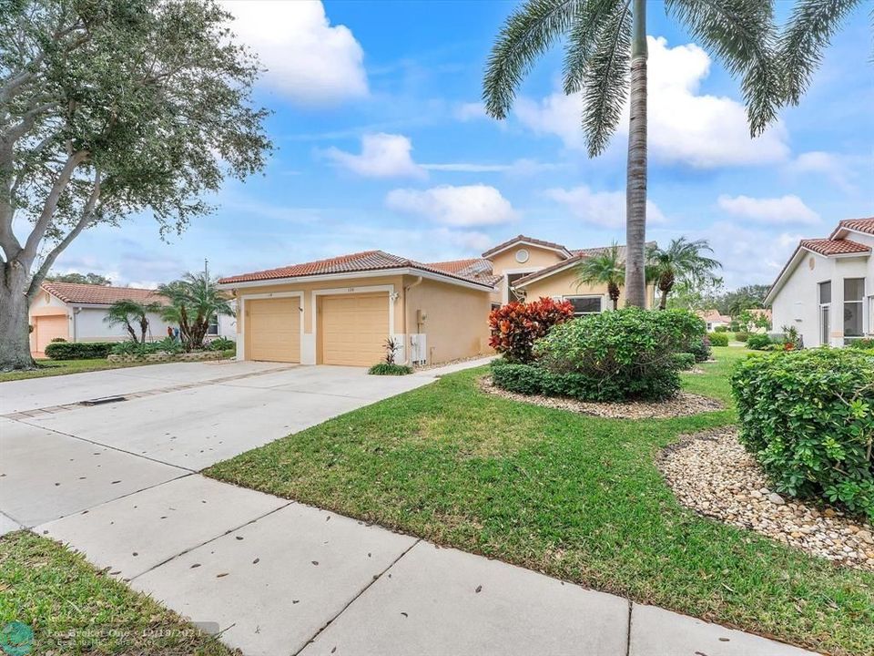 For Sale: $439,900 (2 beds, 2 baths, 1304 Square Feet)