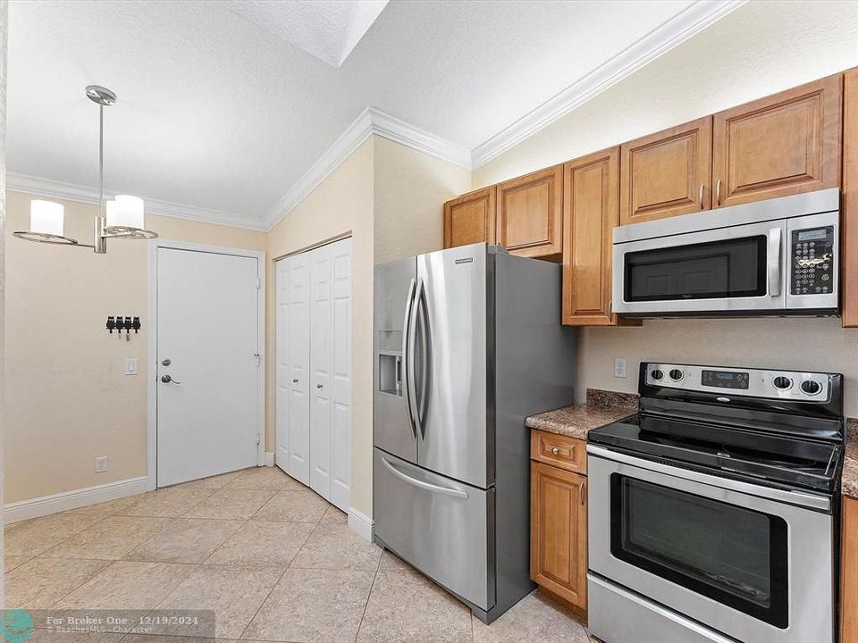 For Sale: $439,900 (2 beds, 2 baths, 1304 Square Feet)