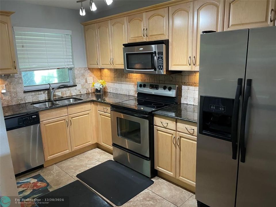 For Sale: $295,000 (2 beds, 2 baths, 975 Square Feet)