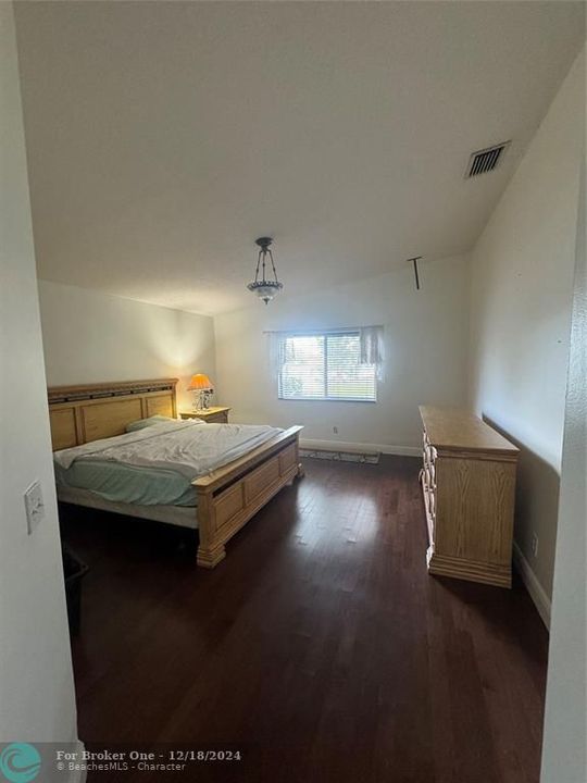 For Rent: $3,600 (4 beds, 2 baths, 1876 Square Feet)