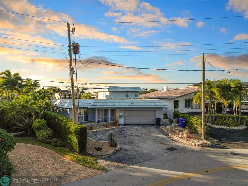 For Sale: $3,200,000 (3 beds, 2 baths, 3318 Square Feet)