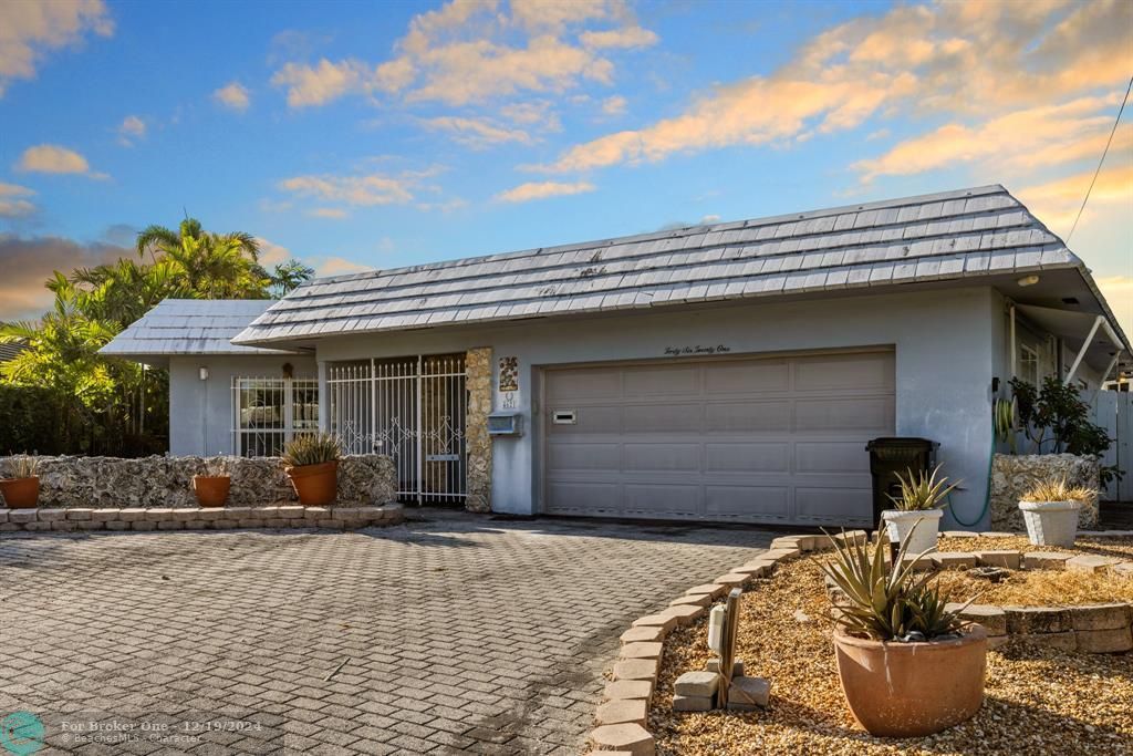 For Sale: $3,200,000 (3 beds, 2 baths, 3318 Square Feet)