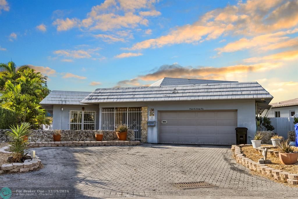 For Sale: $3,200,000 (3 beds, 2 baths, 3318 Square Feet)