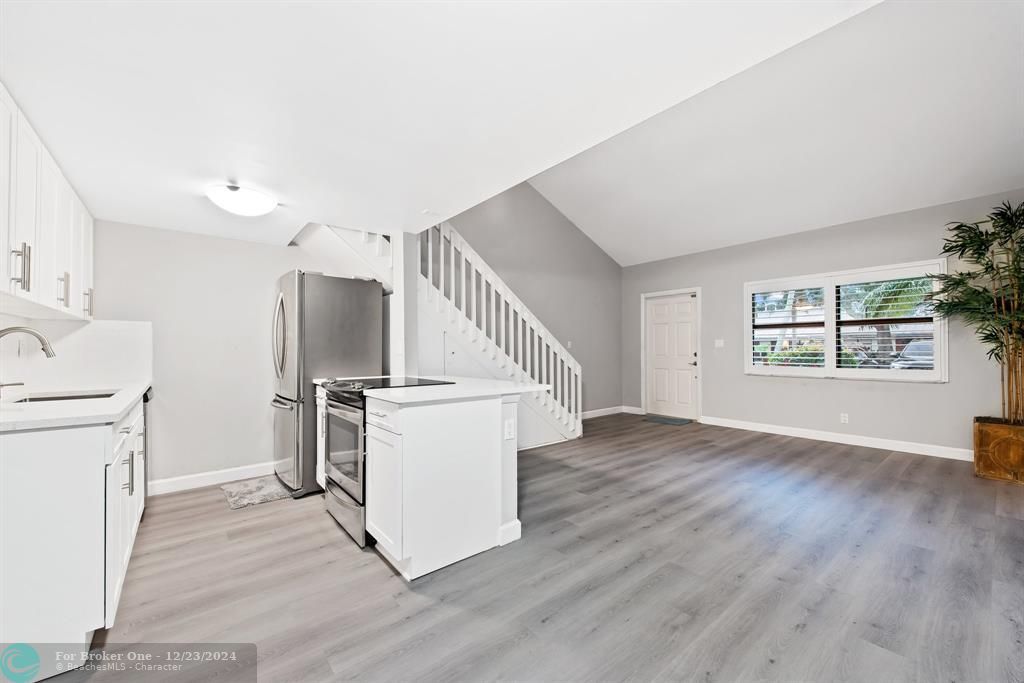 For Sale: $345,000 (2 beds, 2 baths, 1012 Square Feet)