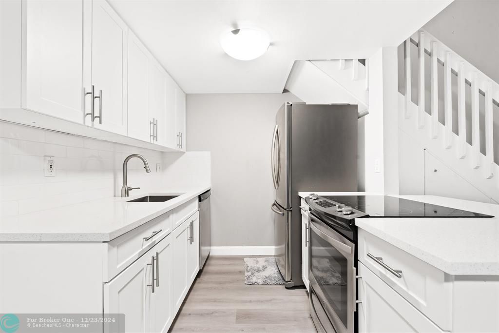 For Sale: $345,000 (2 beds, 2 baths, 1012 Square Feet)