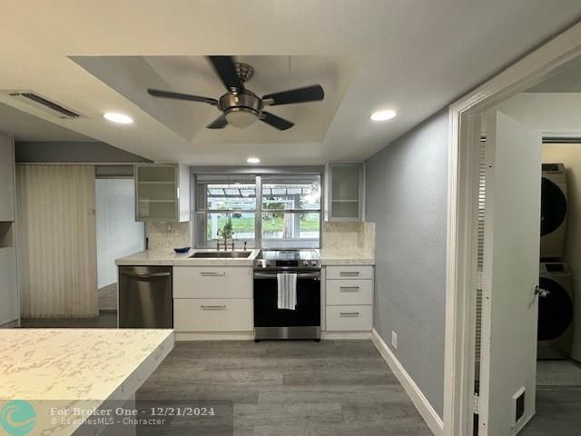 For Sale: $335,000 (2 beds, 1 baths, 861 Square Feet)