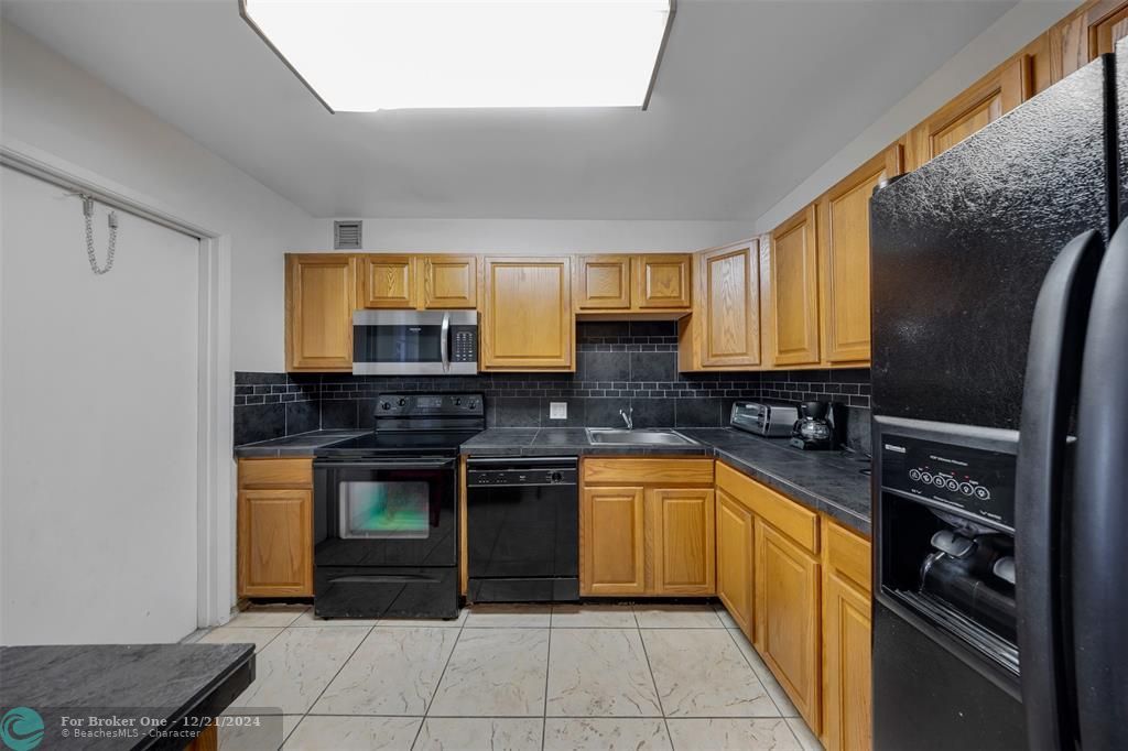 For Sale: $169,900 (1 beds, 1 baths, 960 Square Feet)