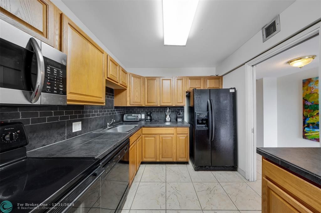 For Sale: $169,900 (1 beds, 1 baths, 960 Square Feet)