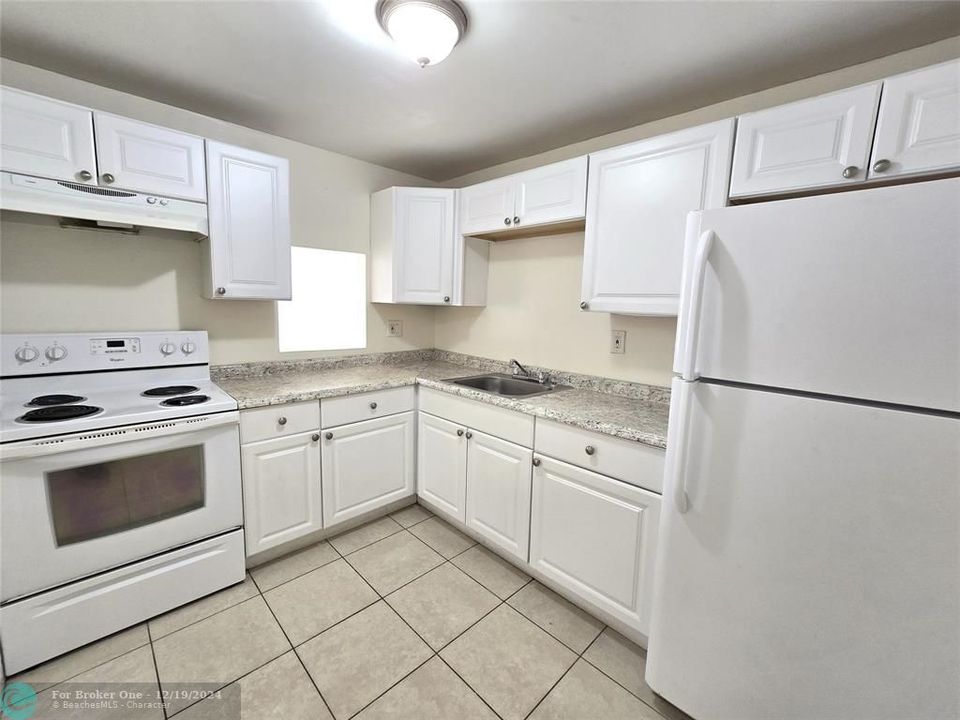 For Rent: $1,600 (1 beds, 1 baths, 695 Square Feet)