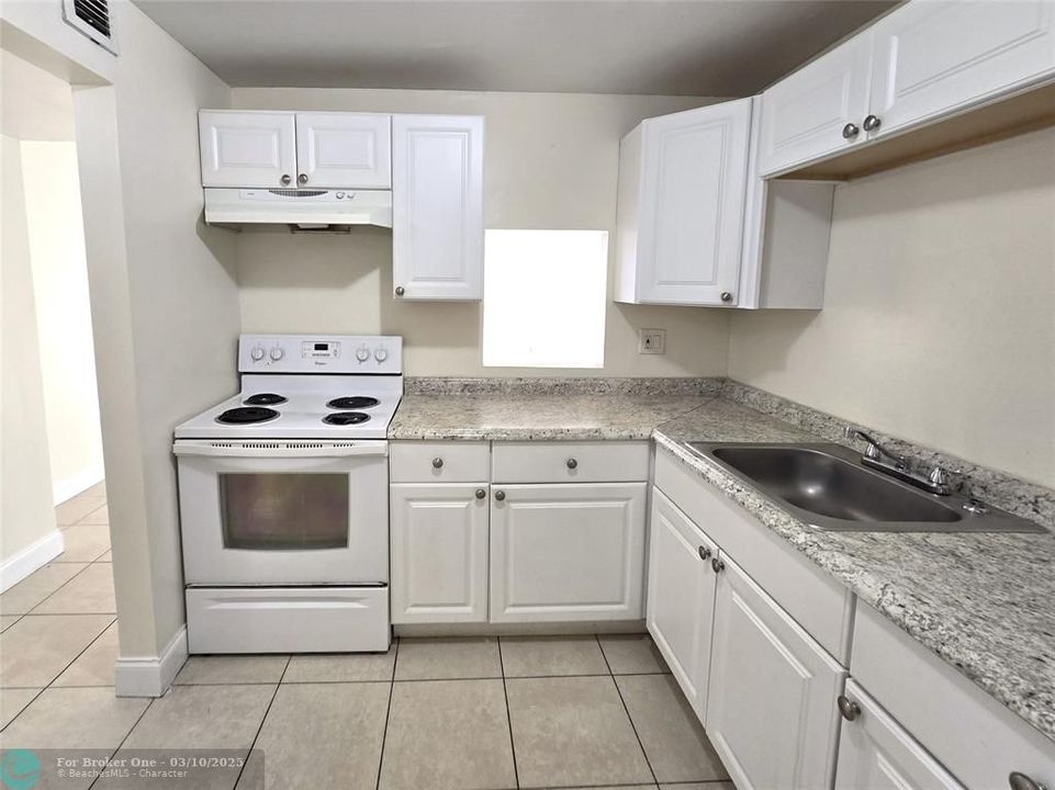 For Rent: $1,600 (1 beds, 1 baths, 695 Square Feet)