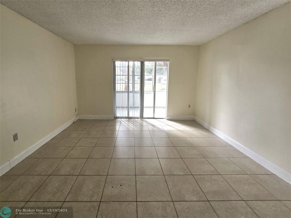 For Rent: $1,600 (1 beds, 1 baths, 695 Square Feet)