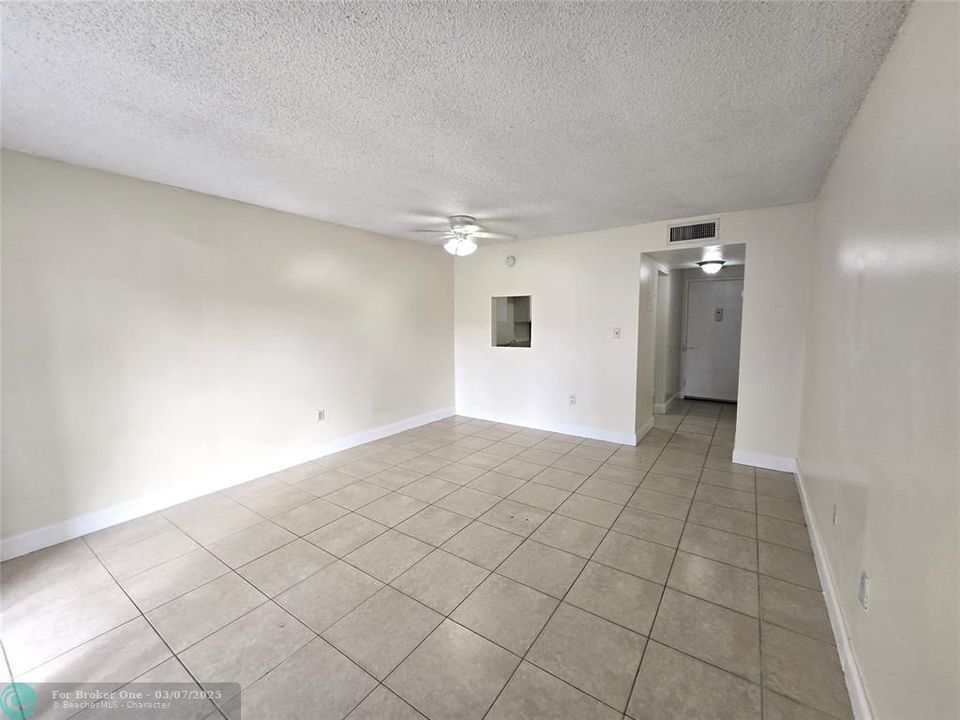 For Rent: $1,600 (1 beds, 1 baths, 695 Square Feet)