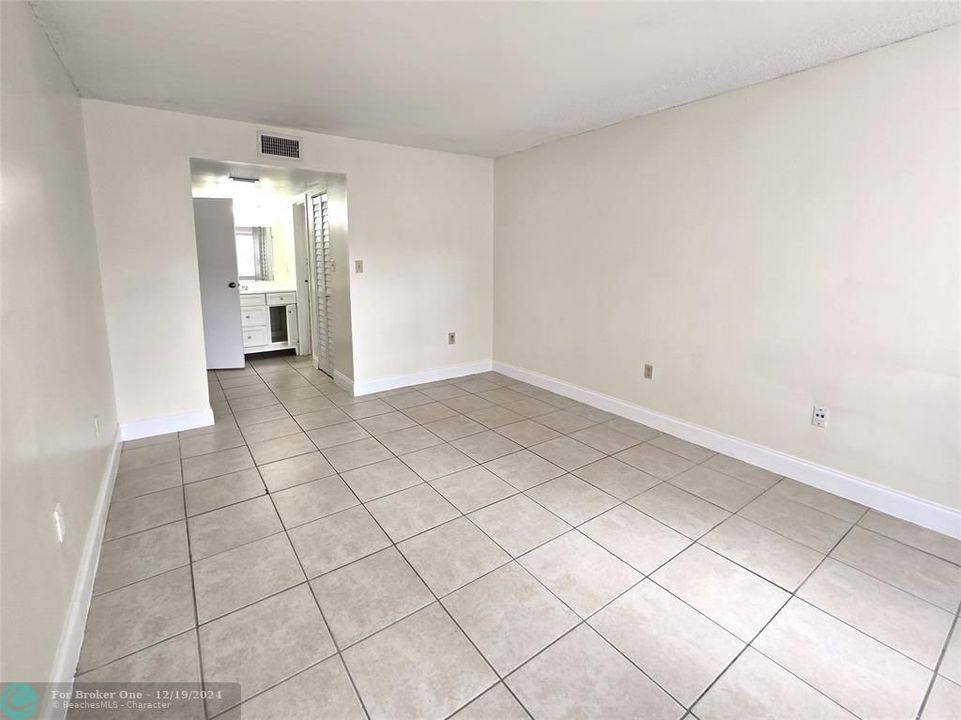 For Rent: $1,600 (1 beds, 1 baths, 695 Square Feet)