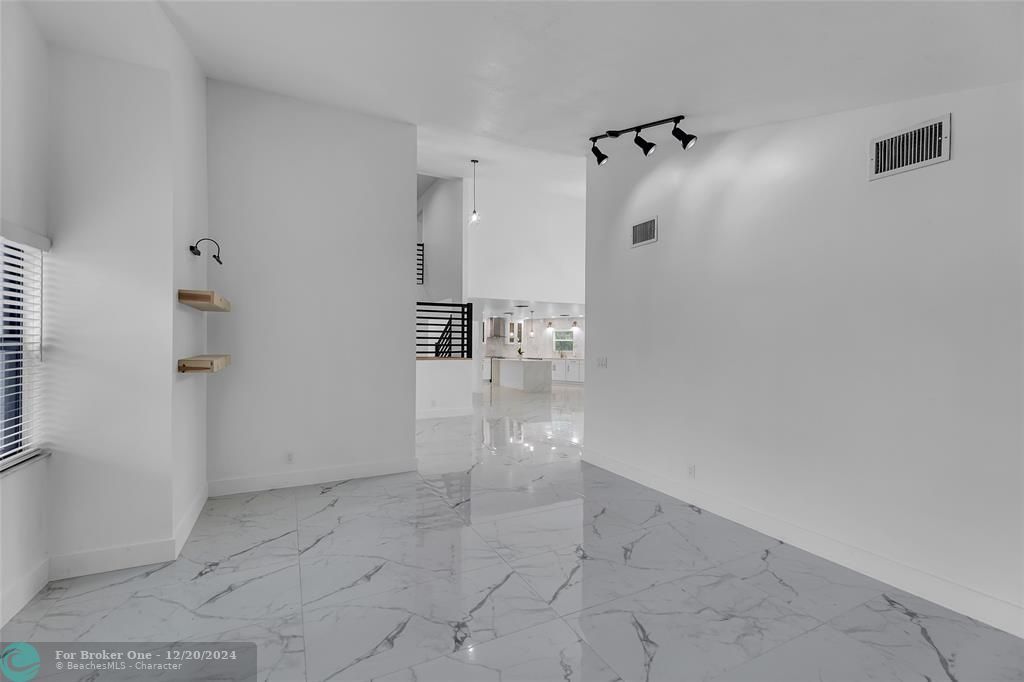 En Venta: $994,900 (4 camas, 3 baños, 2529 Pies cuadrados)