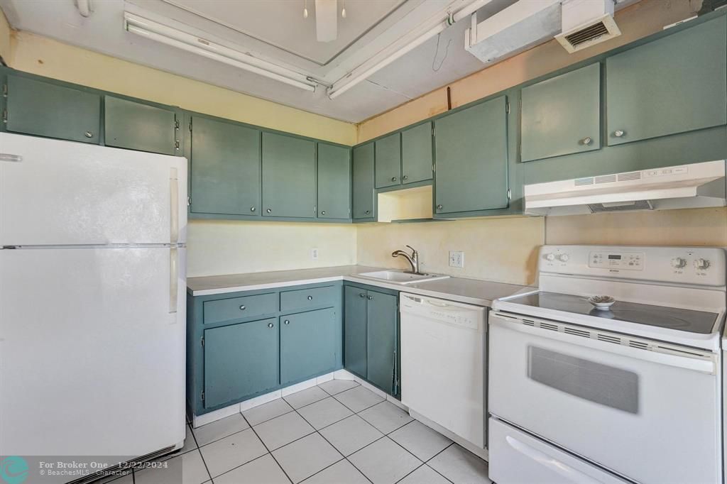 For Sale: $125,000 (1 beds, 1 baths, 852 Square Feet)