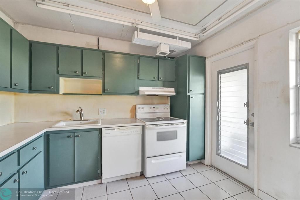 For Sale: $125,000 (1 beds, 1 baths, 852 Square Feet)