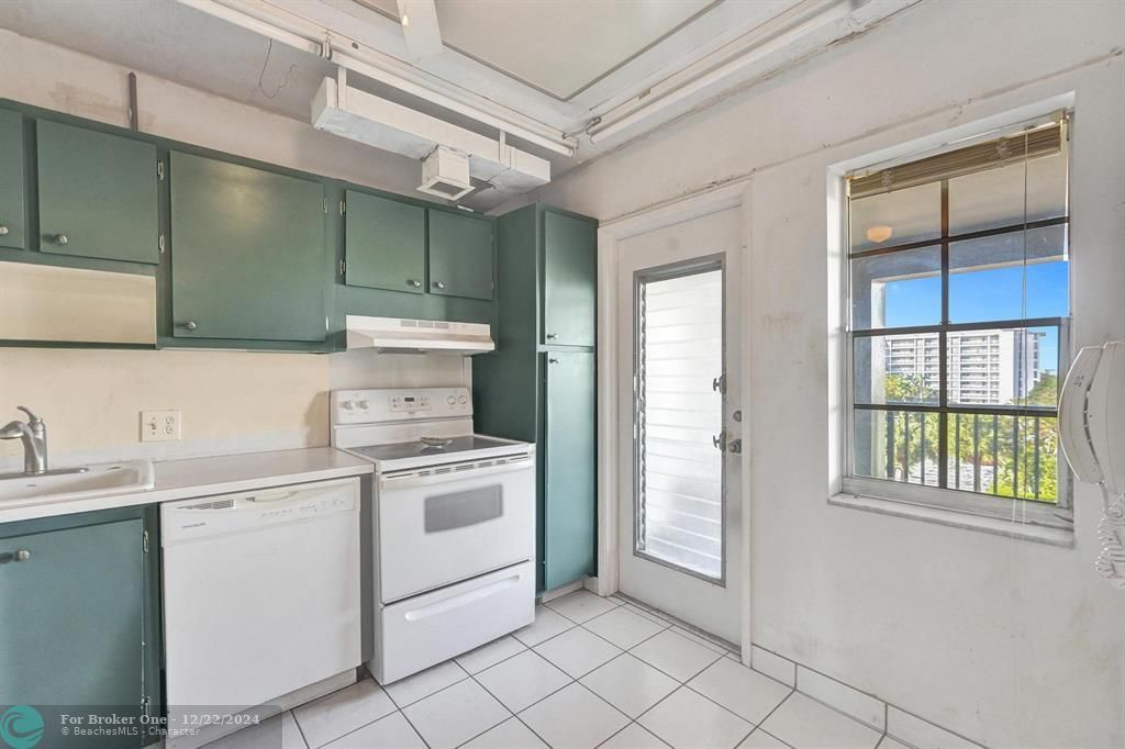 For Sale: $125,000 (1 beds, 1 baths, 852 Square Feet)