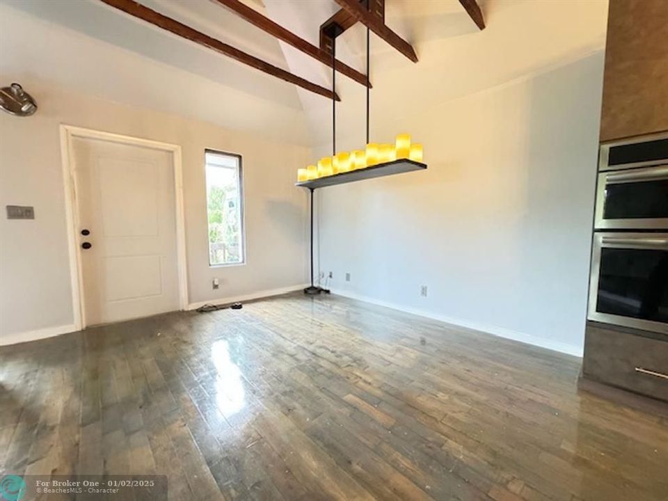 For Rent: $2,300 (1 beds, 1 baths, 704 Square Feet)