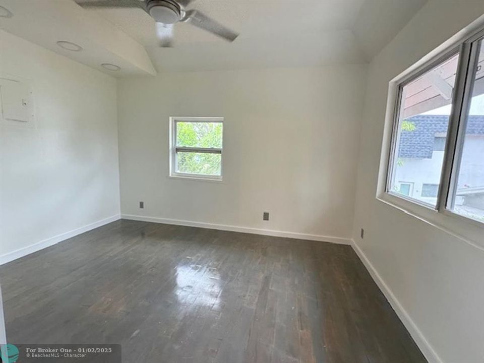 For Rent: $2,300 (1 beds, 1 baths, 704 Square Feet)