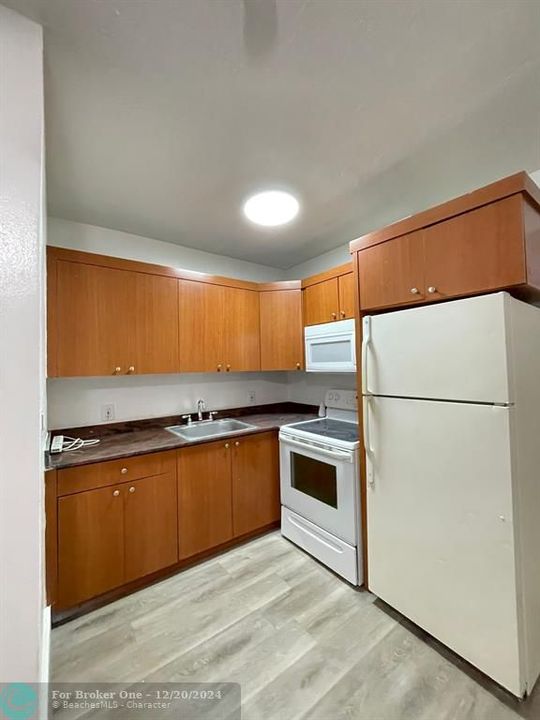 For Rent: $1,999 (2 beds, 1 baths, 690 Square Feet)