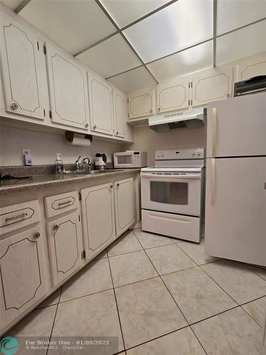 For Sale: $109,000 (1 beds, 1 baths, 706 Square Feet)