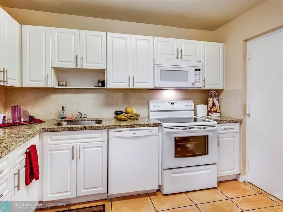 For Sale: $359,000 (2 beds, 2 baths, 1020 Square Feet)