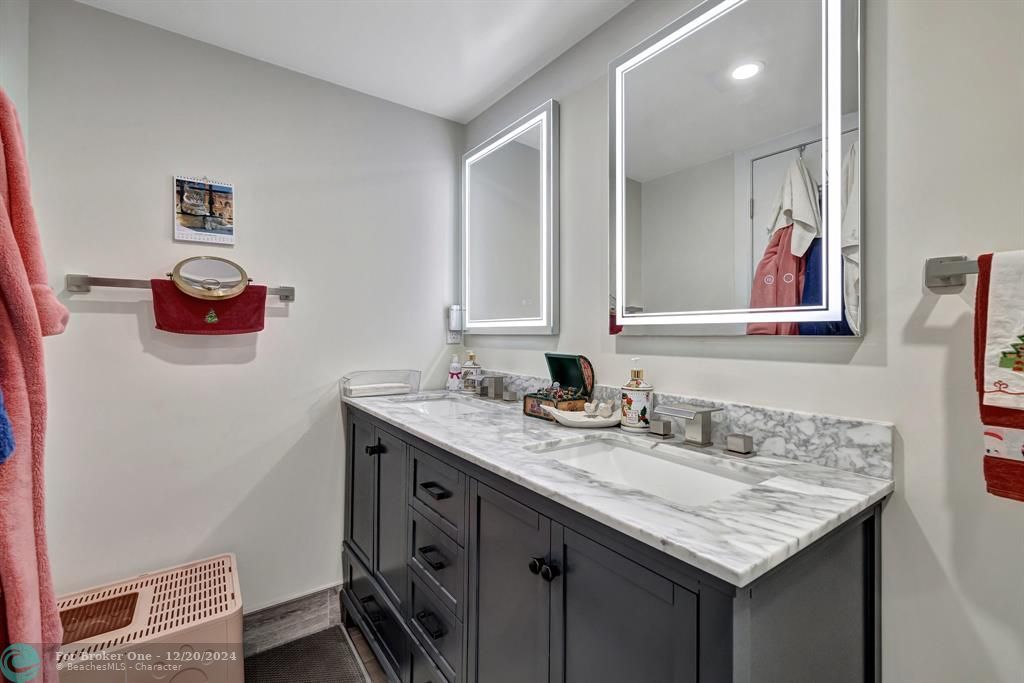 For Sale: $415,000 (2 beds, 2 baths, 1250 Square Feet)