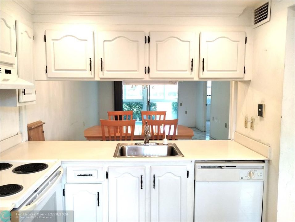 For Sale: $135,000 (2 beds, 2 baths, 940 Square Feet)