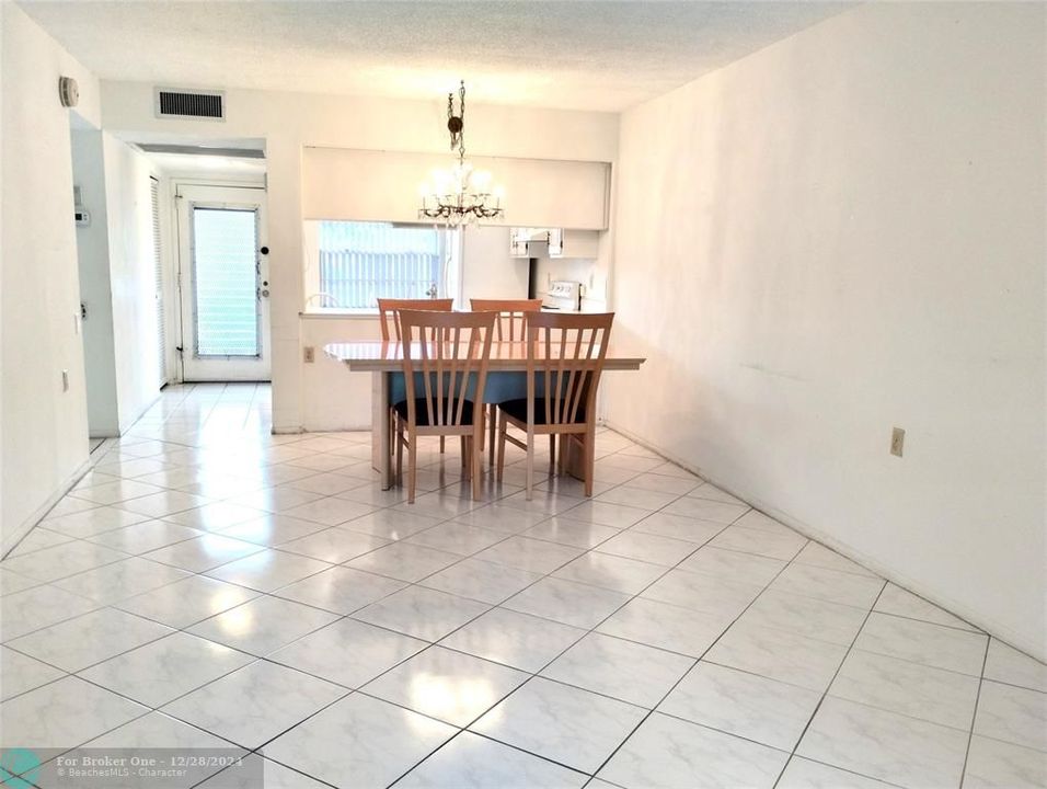 For Sale: $135,000 (2 beds, 2 baths, 940 Square Feet)