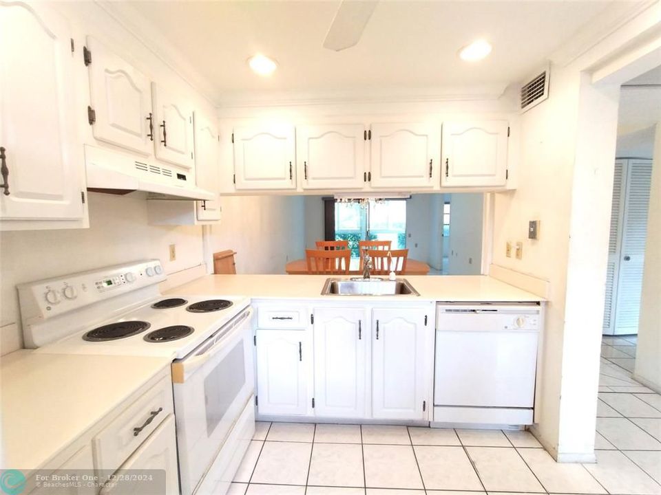 For Sale: $135,000 (2 beds, 2 baths, 940 Square Feet)