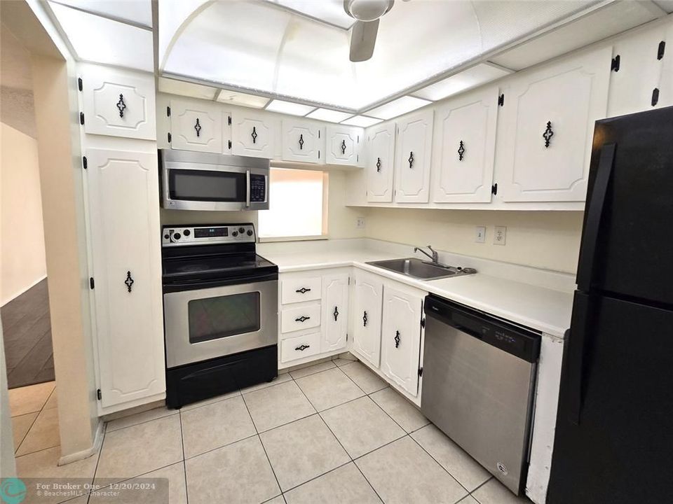 For Rent: $1,600 (1 beds, 1 baths, 695 Square Feet)