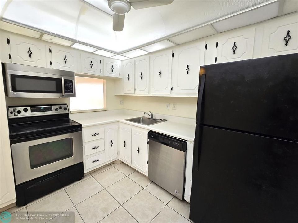 For Rent: $1,600 (1 beds, 1 baths, 695 Square Feet)