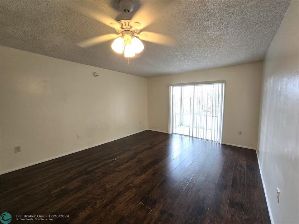 For Rent: $1,600 (1 beds, 1 baths, 695 Square Feet)