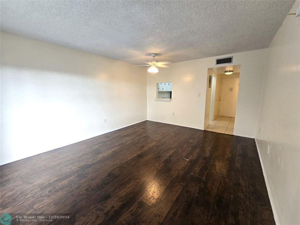 For Rent: $1,600 (1 beds, 1 baths, 695 Square Feet)