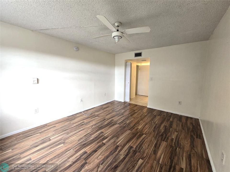 For Rent: $1,600 (1 beds, 1 baths, 695 Square Feet)