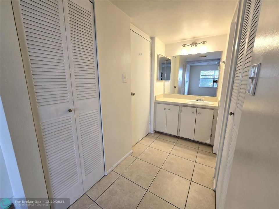 For Rent: $1,600 (1 beds, 1 baths, 695 Square Feet)