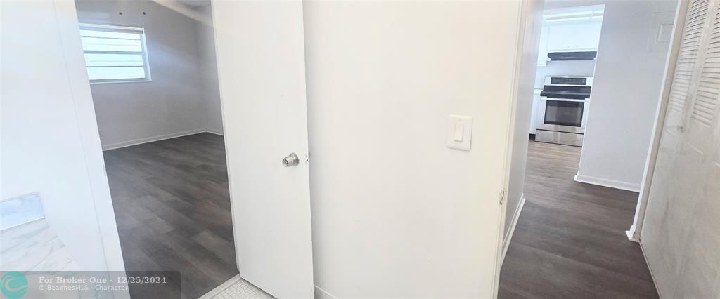 For Sale: $122,000 (1 beds, 1 baths, 700 Square Feet)